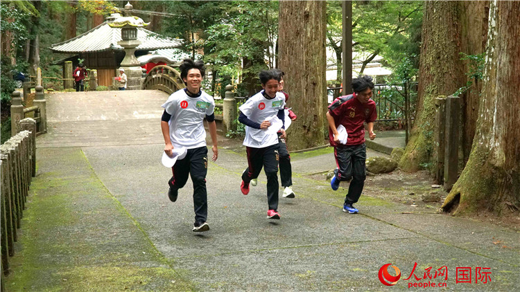 中日青少年在百年古剎里奔跑，揮灑青春的汗水。人民網(wǎng) 蔣曉辰攝