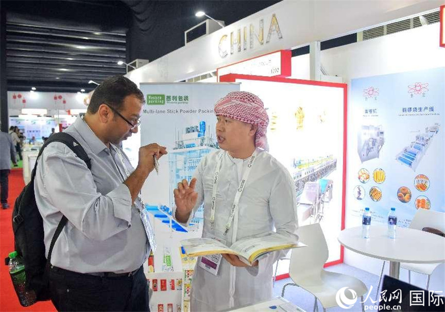 中外展商交流。 人民網(wǎng)塔里克·易卜拉欣攝