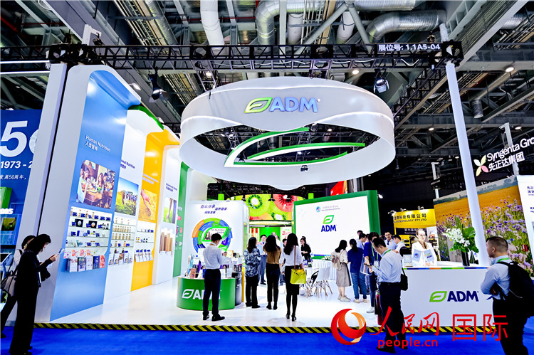美國農(nóng)產(chǎn)品加工和貿(mào)易企業(yè)ADM在進(jìn)博會的展臺。人民網(wǎng)記者 趙益普攝