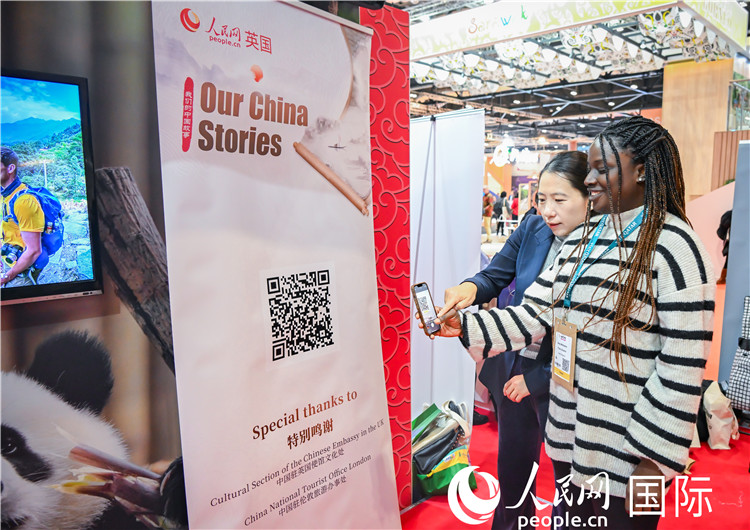 觀眾掃碼《我們的中國故事》系列視頻。人民網(wǎng) 郭錦標(biāo)攝