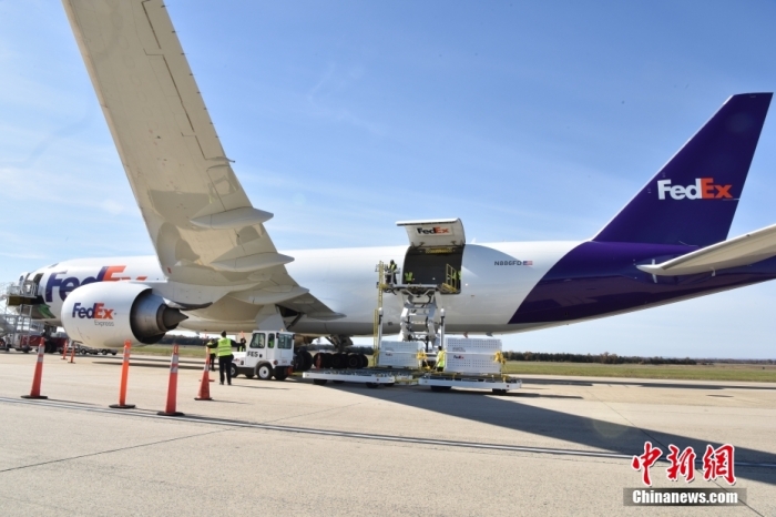 當(dāng)?shù)貢r(shí)間11月8日，美國(guó)華盛頓史密森學(xué)會(huì)國(guó)家動(dòng)物園的大熊貓“美香”“添添”和它們的幼崽“小奇跡”乘坐的專機(jī)從華盛頓杜勒斯國(guó)際機(jī)場(chǎng)起飛前往中國(guó)成都。圖為裝有大熊貓的特制“旅行箱”正在運(yùn)上專機(jī)。<a target='_blank' href='/'><p  align=