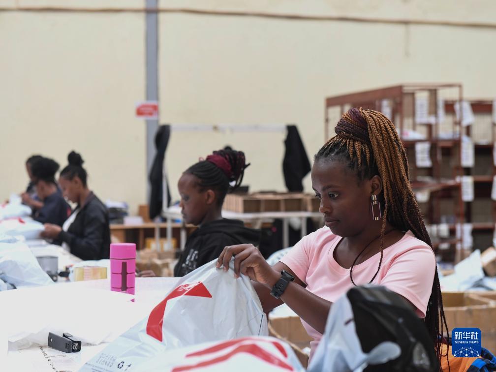 11月10日，在肯尼亞姆洛隆戈，Kilimall員工在倉庫內(nèi)包裝商品。新華社記者 李亞輝 攝