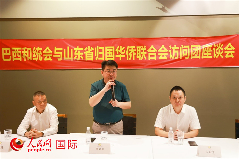 中國僑聯(lián)副主席、山東省僑聯(lián)主席李興鈺（中）在座談會上致辭。人民網(wǎng)記者 陳海琪攝