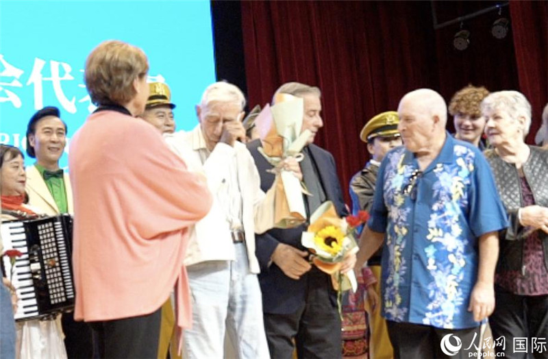 哈里·莫耶和代表團(tuán)其他成員訪問昆明外國語學(xué)校，觀看講述飛虎隊(duì)開辟駝峰航線故事的音樂劇《翠堤長虹》，并與學(xué)校師生合唱《友誼地久天長》。人民網(wǎng) 趙瞳攝