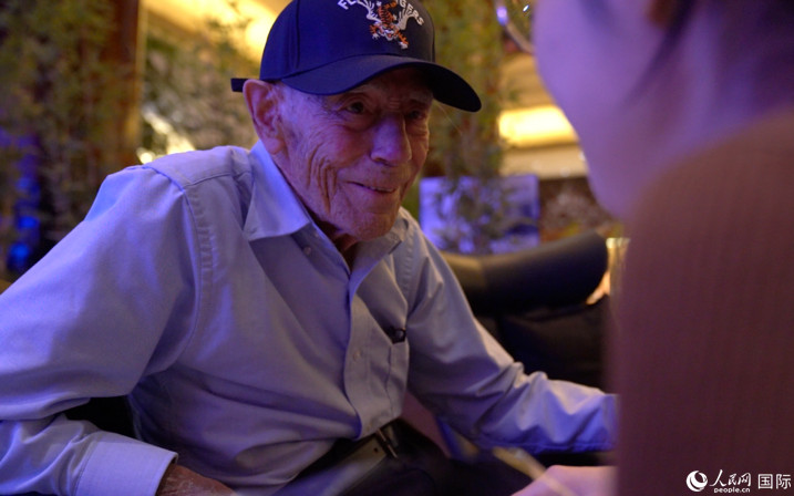 飛虎隊(duì)老兵哈里·莫耶接受人民網(wǎng)專訪。 人民網(wǎng) 張文捷攝