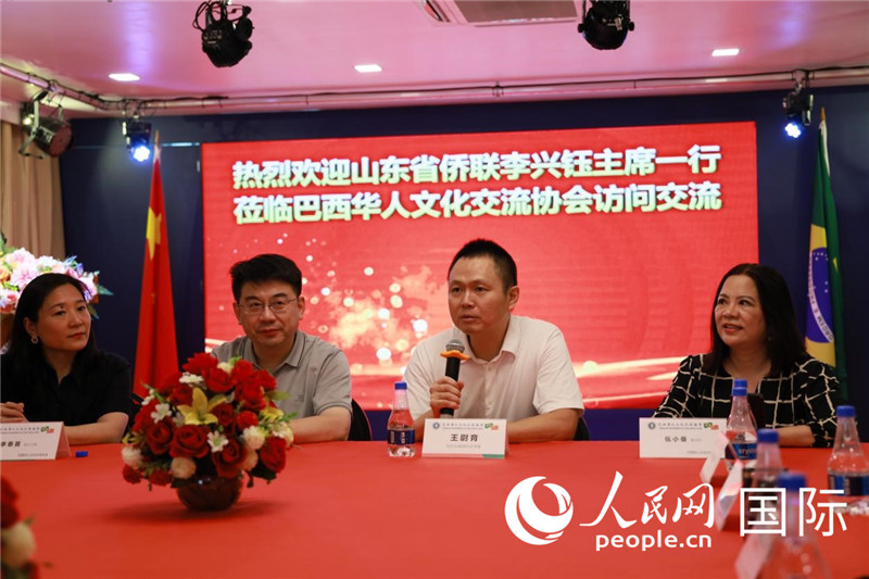 中國(guó)駐里約熱內(nèi)盧副總領(lǐng)事王尉育（右二）發(fā)表致辭。人民網(wǎng)記者宋亦然攝