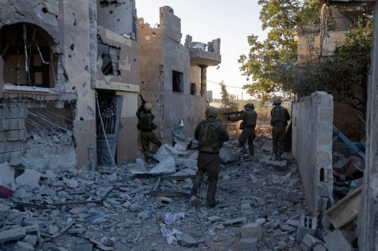 這張以色列國防軍11月12日發(fā)布的照片顯示，以軍地面部隊在加沙地帶北部開展軍事行動。新華社發(fā)