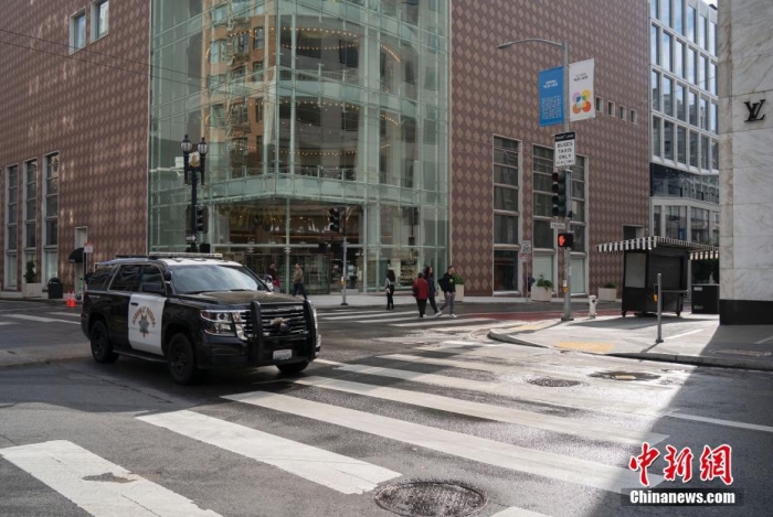 當(dāng)?shù)貢r(shí)間11月13日，美國(guó)加州舊金山聯(lián)合廣場(chǎng)周邊剛剛被沖洗過(guò)的街道較往常更為整潔。<a target='_blank' href='/'><p  align=