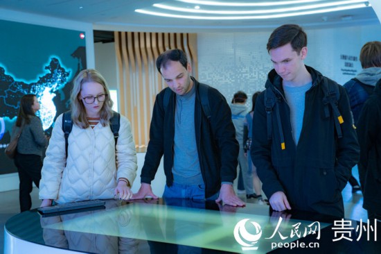 在國家大數據（貴州）綜合試驗區(qū)交流體驗中心，歐亞國家記者體驗貴州大數據應用場景。人民網 陽茜攝