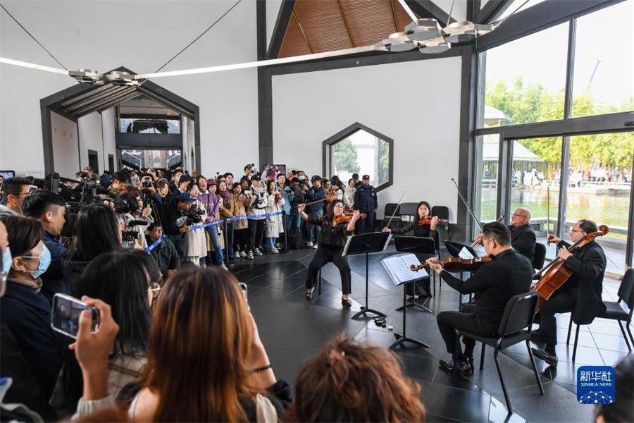 11月16日，費(fèi)城交響樂團(tuán)的演奏家們在蘇州博物館大廳內(nèi)演奏。新華社記者 李博 攝