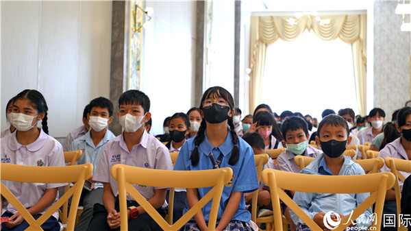 圖為獎(jiǎng)助學(xué)金頒發(fā)現(xiàn)場(chǎng)。人民網(wǎng)記者 白元琪攝