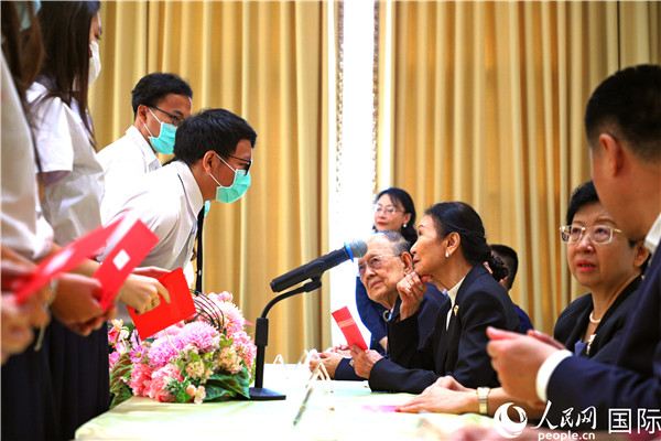 圖為獎(jiǎng)助學(xué)金頒發(fā)現(xiàn)場(chǎng)。人民網(wǎng)記者 白元琪攝