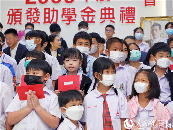 圖為出席嘉賓和現(xiàn)場(chǎng)獲獎(jiǎng)學(xué)生合影留念。人民網(wǎng)記者 白元琪攝