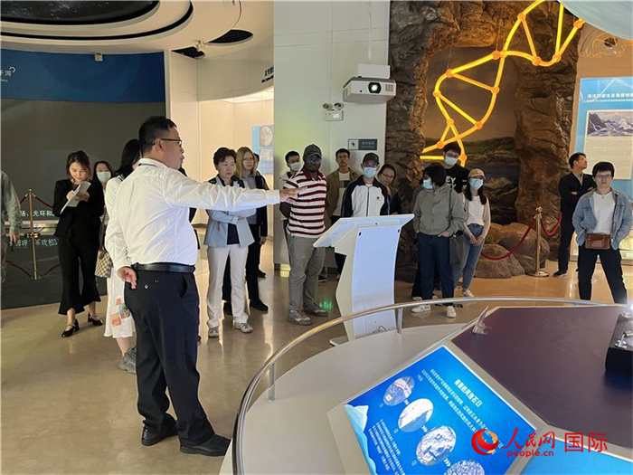 中外記者在深圳大鵬半島國家地質(zhì)公園博物館參觀。人民網(wǎng)記者 陳思攝