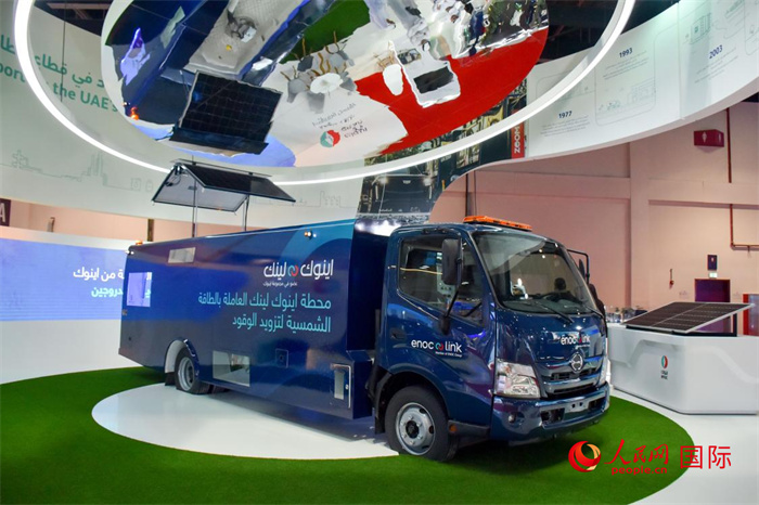 阿聯(lián)酋國家石油公司發(fā)布的電動運油卡車。該卡車用光伏板和電池驅(qū)動，但主要目的是輸送汽油。   人民網(wǎng) 塔里克·易卜拉欣攝