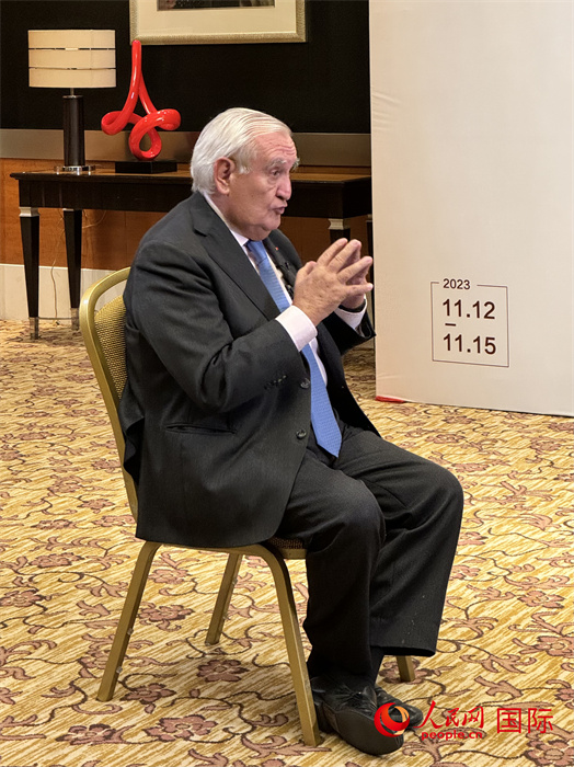 法國(guó)前總理、法國(guó)展望與創(chuàng)新基金會(huì)主席讓-皮埃爾·拉法蘭接受人民網(wǎng)的采訪。（人民網(wǎng) 謝瑩攝）