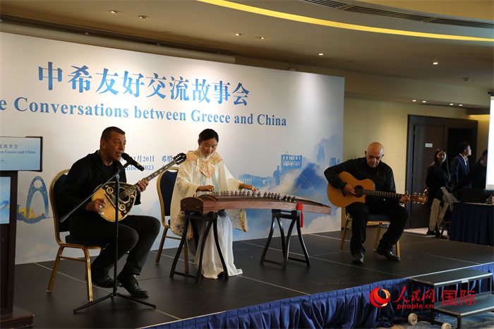 中希藝術(shù)家用古箏和布祖基琴演奏希臘著名歌曲《比雷埃夫斯的孩子》。   人民網(wǎng)記者 謝亞宏攝