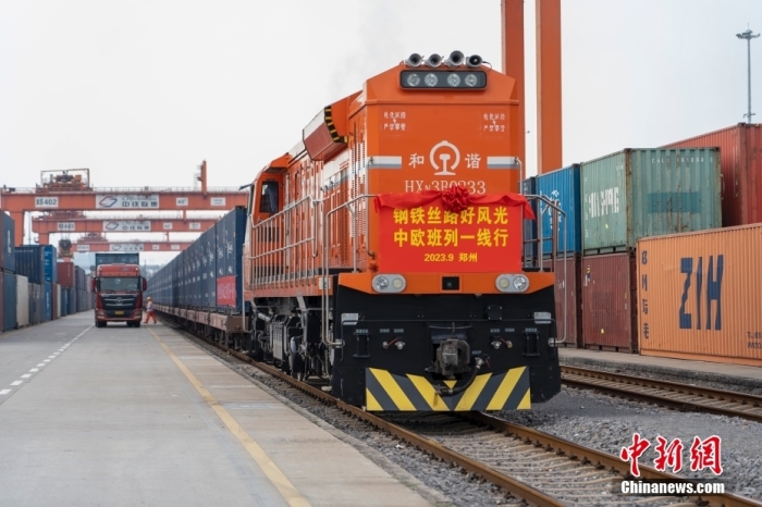 資料圖：河南鄭州，一列滿載貨物的中歐班列(鄭州)從中國鐵路鄭州局集團有限公司圃田車站駛出，開往德國漢堡。<a target='_blank' href='/'><p  align=