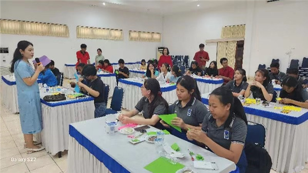 巴陵康孔子學院中方院長朱敏霞講解中國的二十四節(jié)氣。主辦方供圖