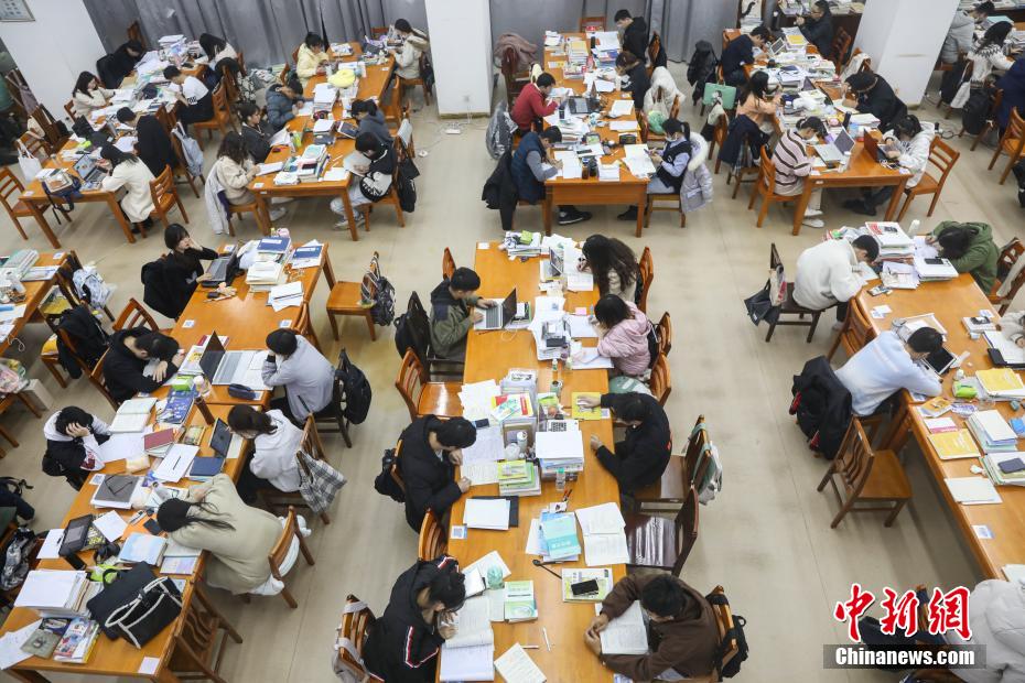 資料圖：眾多考研學生在南昌大學圖書館的自習室內(nèi)復(fù)習備考。 劉力鑫 攝