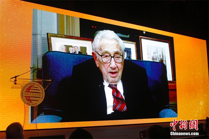 當(dāng)?shù)貢r(shí)間2023年1月18日晚，美國(guó)中國(guó)總商會(huì)(CGCC)在紐約舉行2023年中國(guó)農(nóng)歷新年晚宴。圖為亨利·基辛格以視頻方式致辭。<a target='_blank' href='/' _fcksavedurl='/'><p  align=