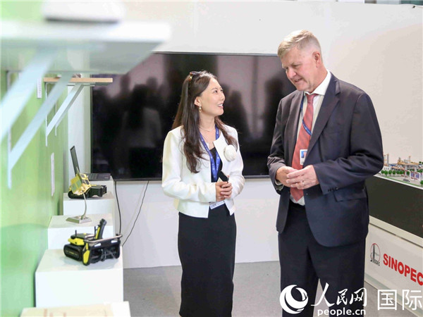 嘉賓參觀中國角展示。人民網(wǎng) 塔里克·易卜拉欣攝