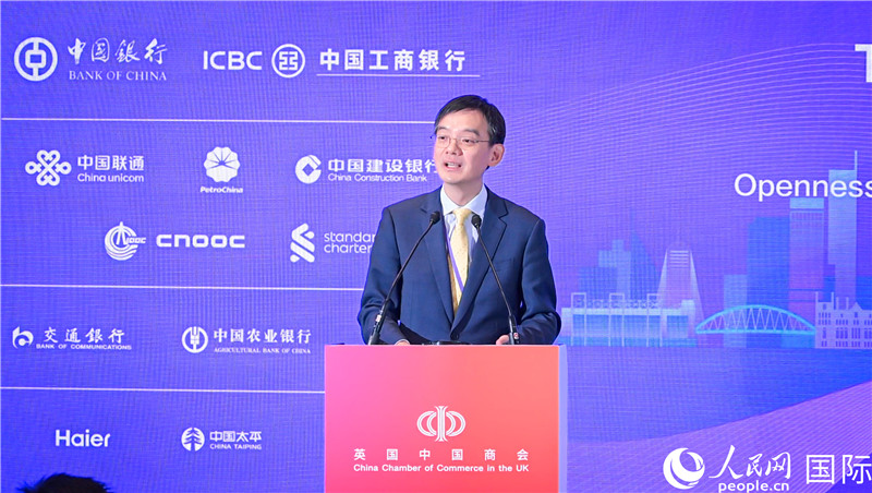 英國(guó)中國(guó)商會(huì)會(huì)長(zhǎng)、中國(guó)銀行倫敦分行行長(zhǎng)方文建 致歡迎辭。人民網(wǎng) 郭錦標(biāo)攝