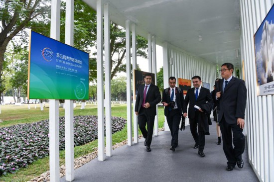   2023年12月2日，參會(huì)代表抵達(dá)廣州南沙灣濱海會(huì)議中心。（新華社記者梁旭攝）