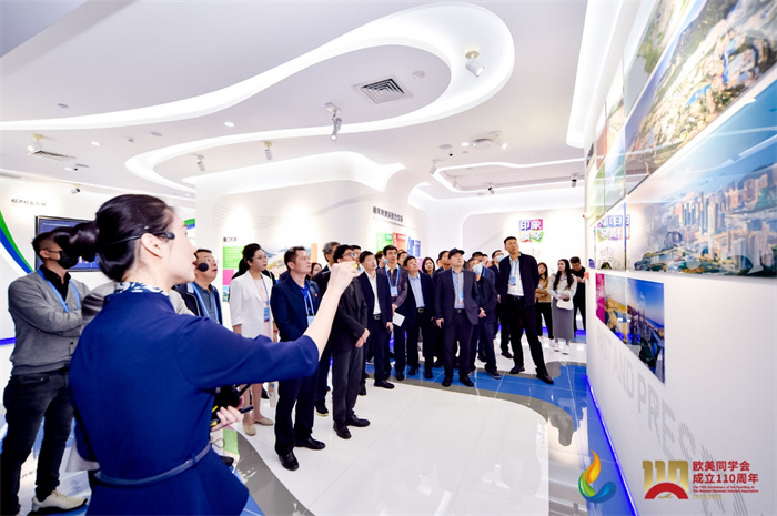 參會(huì)嘉賓和留學(xué)歸國(guó)人員參觀橫琴粵澳深度合作區(qū)展示廳。主辦方供圖