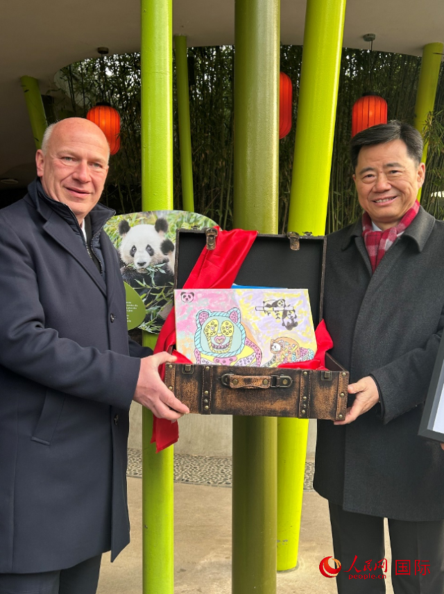 吳墾大使和韋格納市長手捧德國兒童為“夢想”“夢圓”準(zhǔn)備的手繪“送別大禮包”。人民網(wǎng)記者 徐馨攝