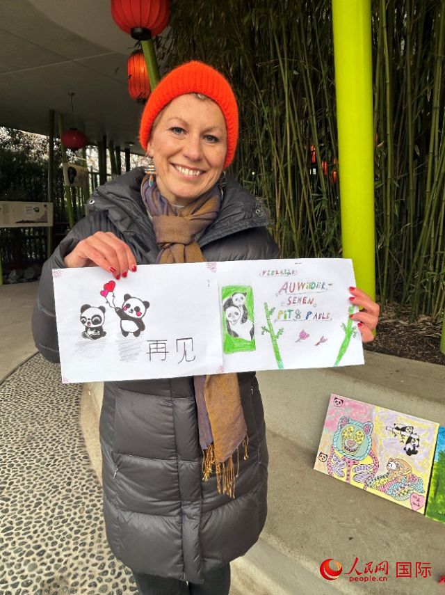 桑德拉和德國小朋友們的作品。右圖寫著“祝福好運，再見 Pit和Paule（“夢想”“夢圓”的德語名字）”。人民網(wǎng)記者 徐馨攝