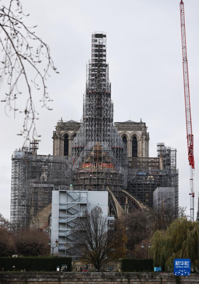 這是12月8日在法國(guó)巴黎拍攝的修復(fù)中的巴黎圣母院。新華社記者 高靜 攝