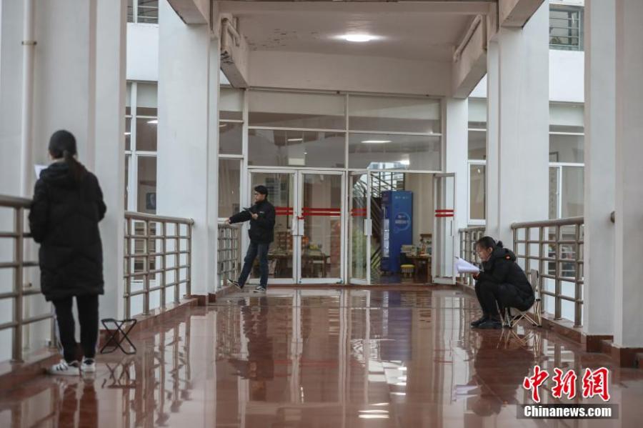 資料圖：幾位考研學生在南昌大學教學樓的天橋上復(fù)習備考。劉力鑫 攝