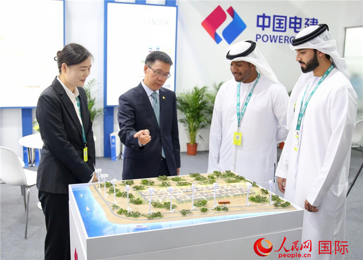 訪客在中國(guó)電建展臺(tái)參觀風(fēng)電項(xiàng)目沙盤(pán)。人民網(wǎng) 塔里克·易卜拉欣攝