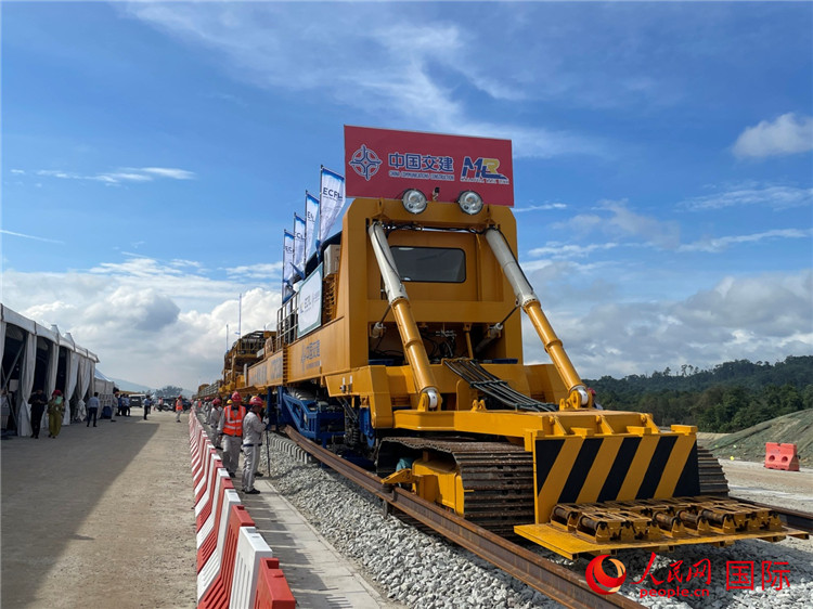 馬東鐵項目軌道工程啟動儀式現(xiàn)場。人民網(wǎng)記者 劉慧攝