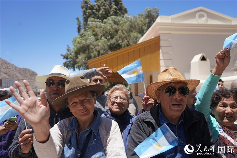 圖為當(dāng)?shù)孛癖娮园l(fā)舉行慶?；顒?dòng)。人民網(wǎng)記者 許放攝