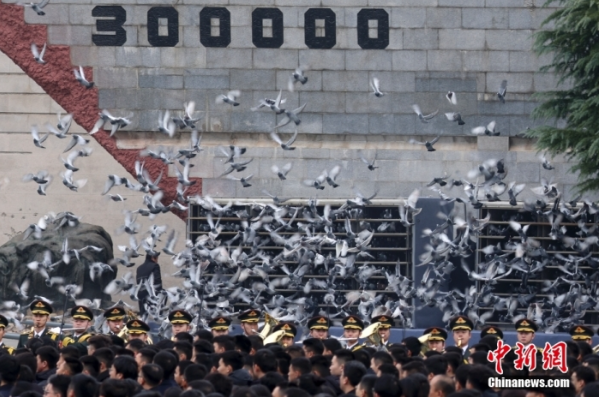 12月13日是第十個(gè)南京大屠殺死難者國家公祭日。當(dāng)天上午，南京大屠殺死難者國家公祭儀式在侵華日軍南京大屠殺遇難同胞紀(jì)念館舉行。圖為國家公祭儀式現(xiàn)場。中新社記者 泱波 攝