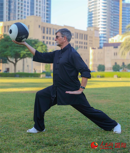 羅伯特在練習(xí)太極球。人民網(wǎng) 塔里克·易卜拉欣攝