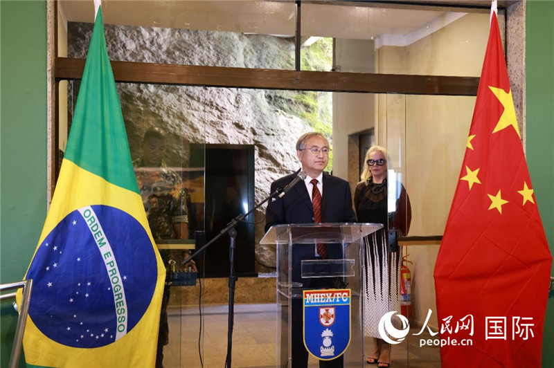 中國攝影家協(xié)會駐會副主席鄭更生在攝影展開幕式上致辭。 人民網記者 陳海琪攝