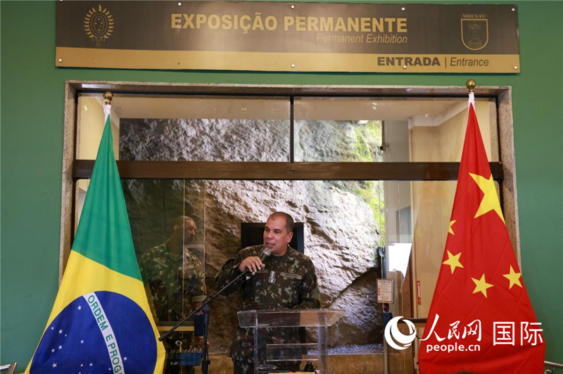 科帕卡瓦納要塞司令亞歷山大·羅伯托在攝影展開幕式上致辭。 人民網記者 陳海琪攝