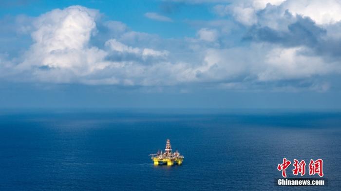 遠(yuǎn)眺中國海油982鉆井平臺。<a target='_blank' href='/' _fcksavedurl='/' ><p  align=