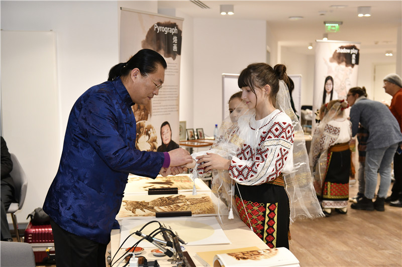 圖為羅馬尼亞小學(xué)生在現(xiàn)場(chǎng)體驗(yàn)烙畫。 布加勒斯特中國文化中心供圖