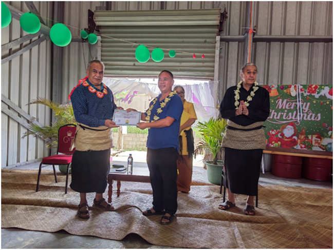 湯加農(nóng)林食品部部長佛赫為唐匯勇組長頒發(fā)獎狀和獎金。援湯加第六期農(nóng)業(yè)技術援助項目組供圖