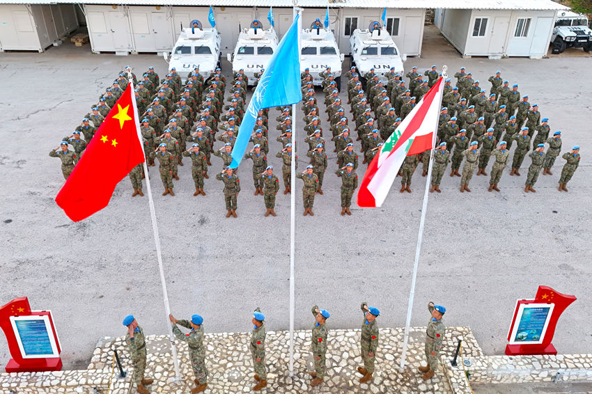 1月1日，中國(guó)第22批赴黎巴嫩維和官兵們舉行升旗儀式。胡光明攝