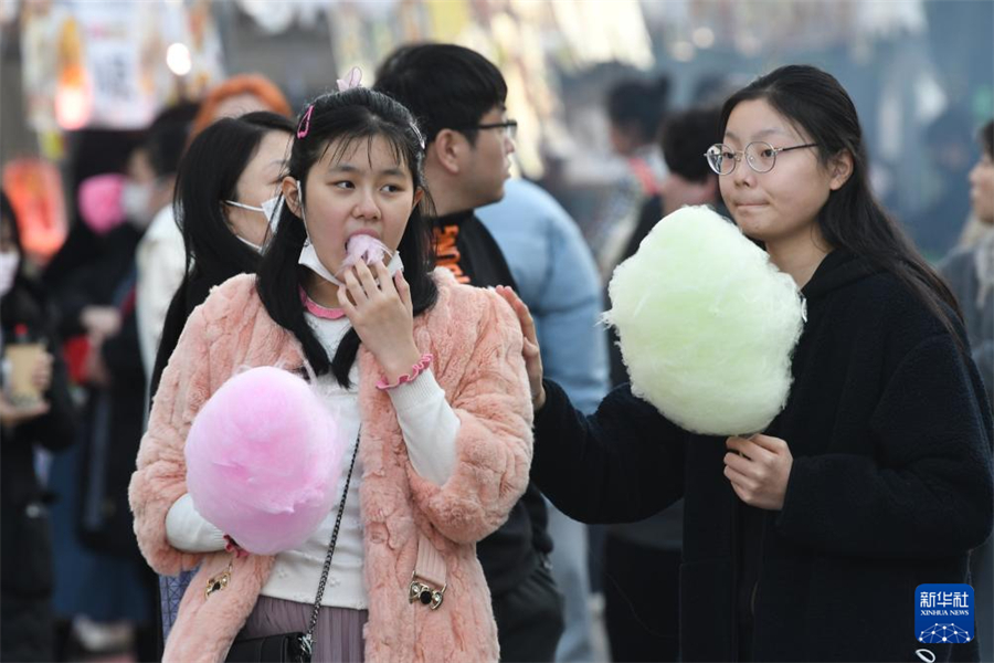 1月5日，在日本名古屋市第18屆“名古屋中國春節(jié)祭”上，游客品嘗棉花糖。新華社記者 岳晨星 攝