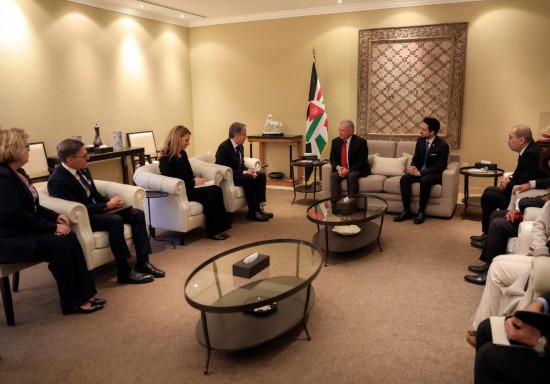 1月7日，約旦國王阿卜杜拉二世（中右）在安曼會見到訪的美國國務(wù)卿布林肯（中左）。新華社發(fā)（約旦王宮供圖）