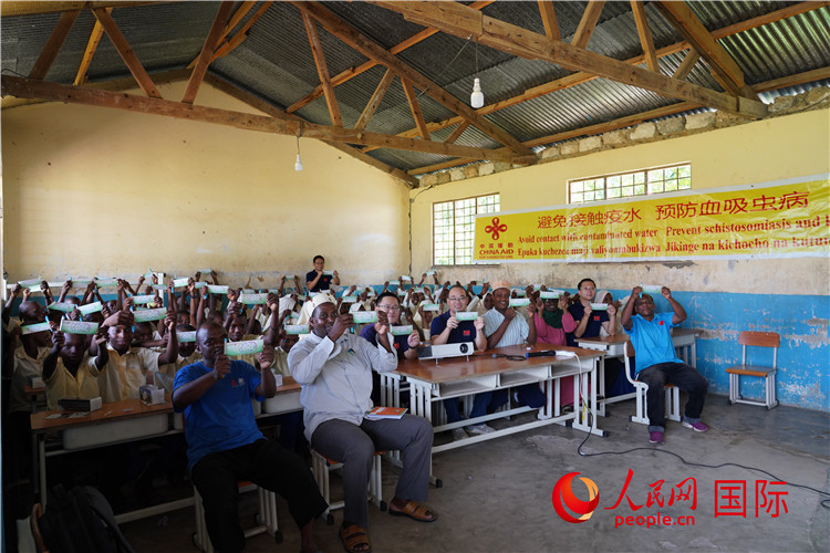 中國(guó)專家組走進(jìn)姆坦噶尼小學(xué)開展血吸蟲病防治健康教育。人民網(wǎng)記者 黃煒鑫攝