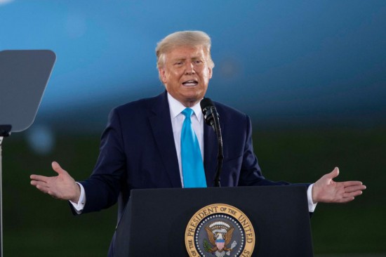 這是2020年9月3日時任美國總統(tǒng)特朗普在美國賓夕法尼亞州拉特羅布參加競選集會的資料照片。新華社記者劉杰攝