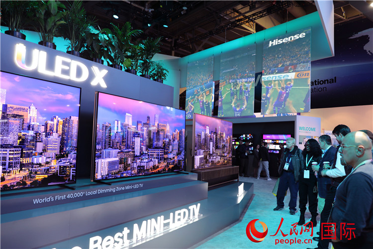 在2024年美國消費電子展上，人們駐足觀看中國企業(yè)海信推出的ULED X系列電視110UX，該產(chǎn)品獲得“2024年美國消費電子展創(chuàng)新獎”。人民網(wǎng)記者 李志偉攝
