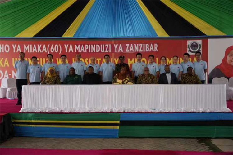 坦桑尼亞政要與中國(guó)醫(yī)療隊(duì)合影。中國(guó)（江蘇）第33期援桑給巴爾醫(yī)療隊(duì)供圖